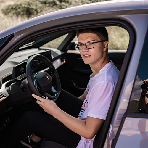 Fahrschüler am Steuer eines Fahrschulautos