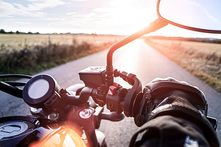 Nahaufnahme des Motorrads mit Blick über den Lenker